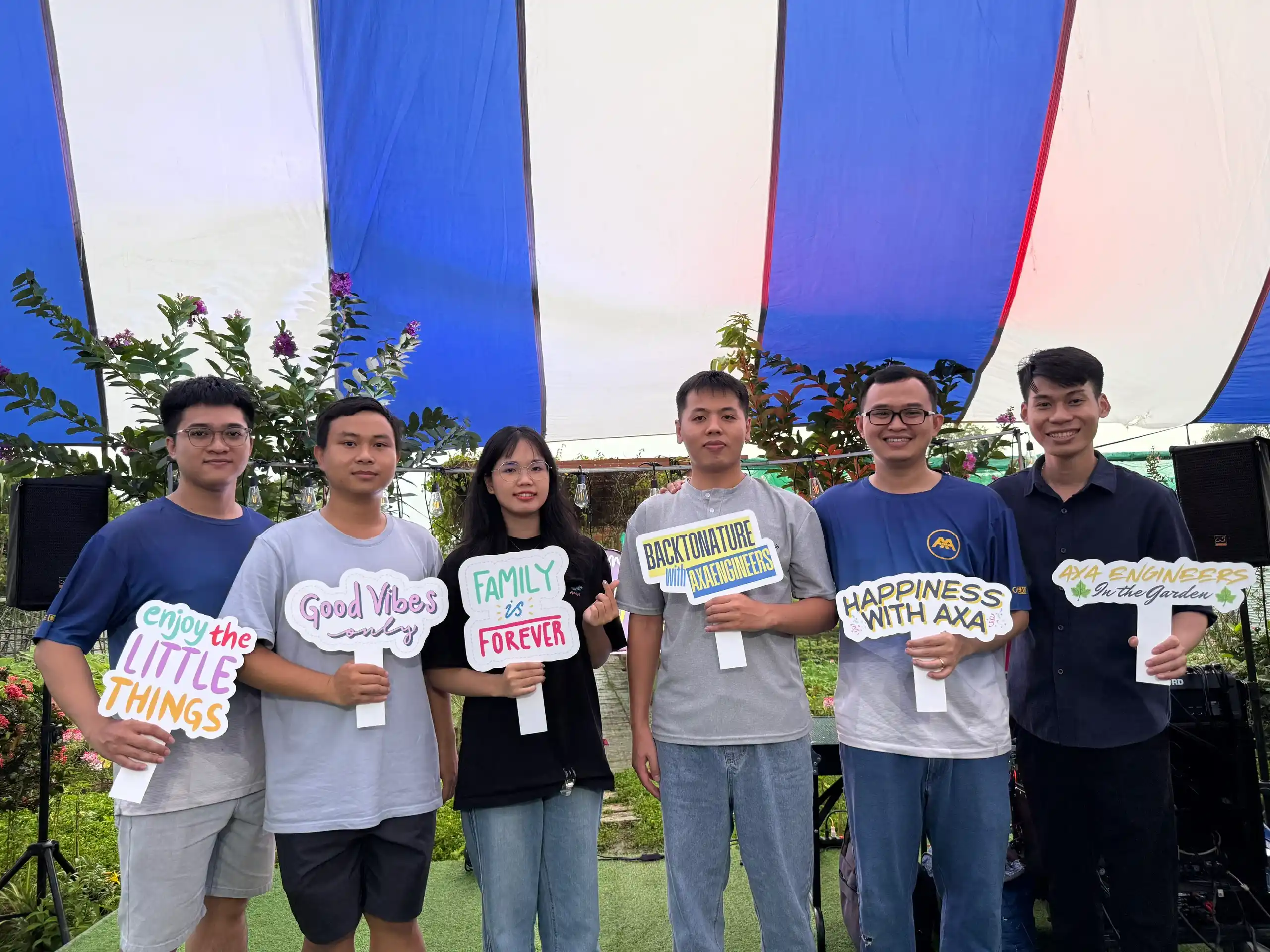 Khoảnh khắc quây quần của thành viên AXANH tại Garden Trip