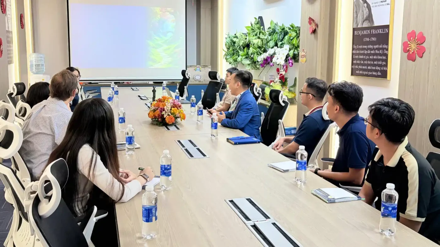 Đội ngũ AXANH trao đổi cùng đối tác quốc tế trong buổi gặp gỡ