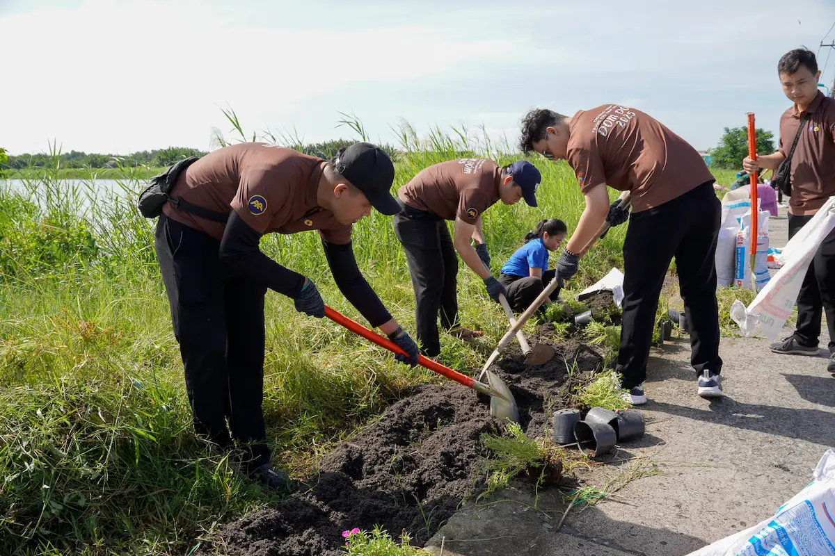 AXANH team participating in volunteer and community activities