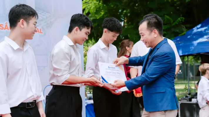 AXANH trao học bổng cho sinh viên Bách Khoa tại Job Fair 2026
