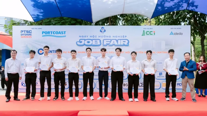 AXANH trao học bổng cho sinh viên Bách Khoa tại Job Fair 2026