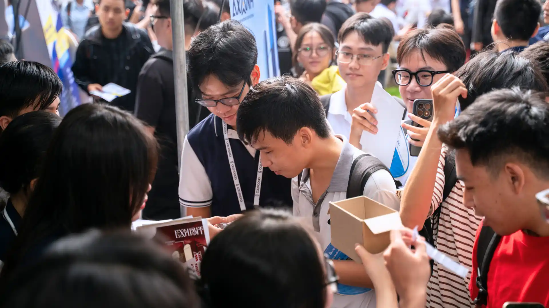 HCMUT students speaking with the AXANH team at Job Fair 2026