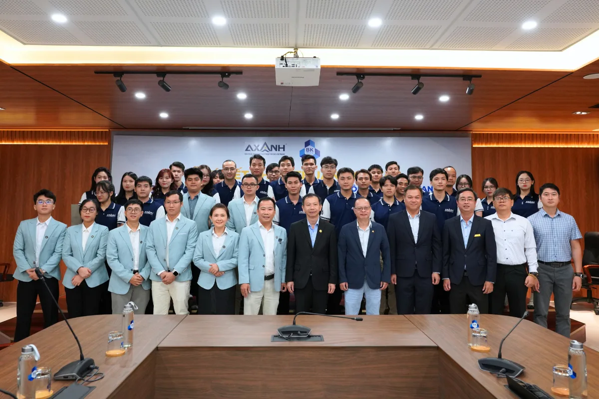 AXANH and HCMUT representatives, lecturers, and students after the MOU signing ceremony