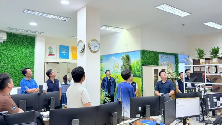 A health professional guiding AXANH team members during the Healthy Spine workshop