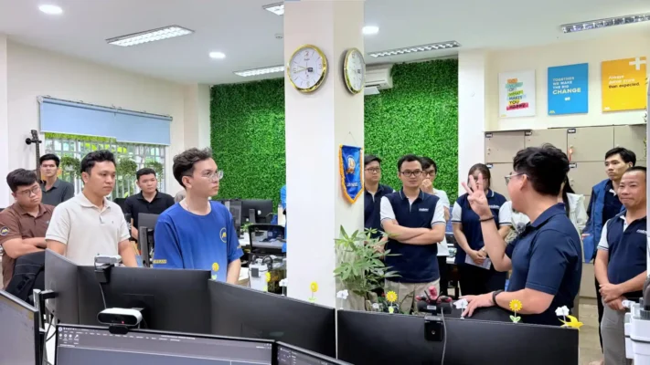 A health professional guiding AXANH team members during the Healthy Spine workshop