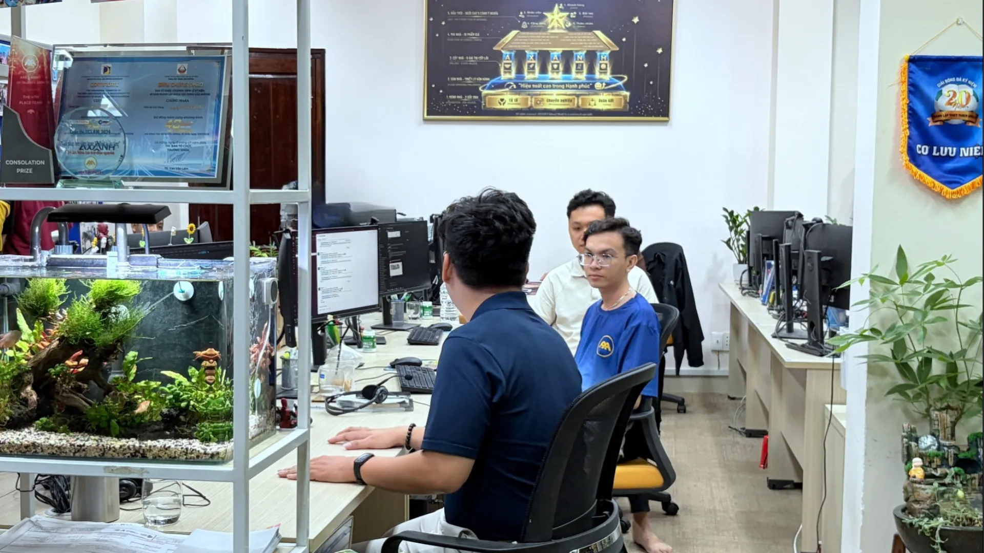 Expert guidance on workstation adjustments at AXANH