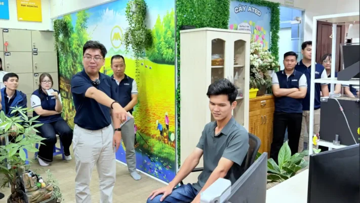A health professional guiding AXANH team members during the Healthy Spine workshop