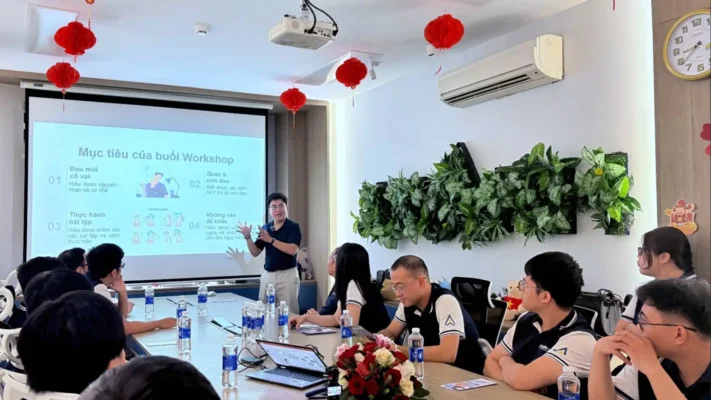 A health professional guiding AXANH team members during the Healthy Spine workshop