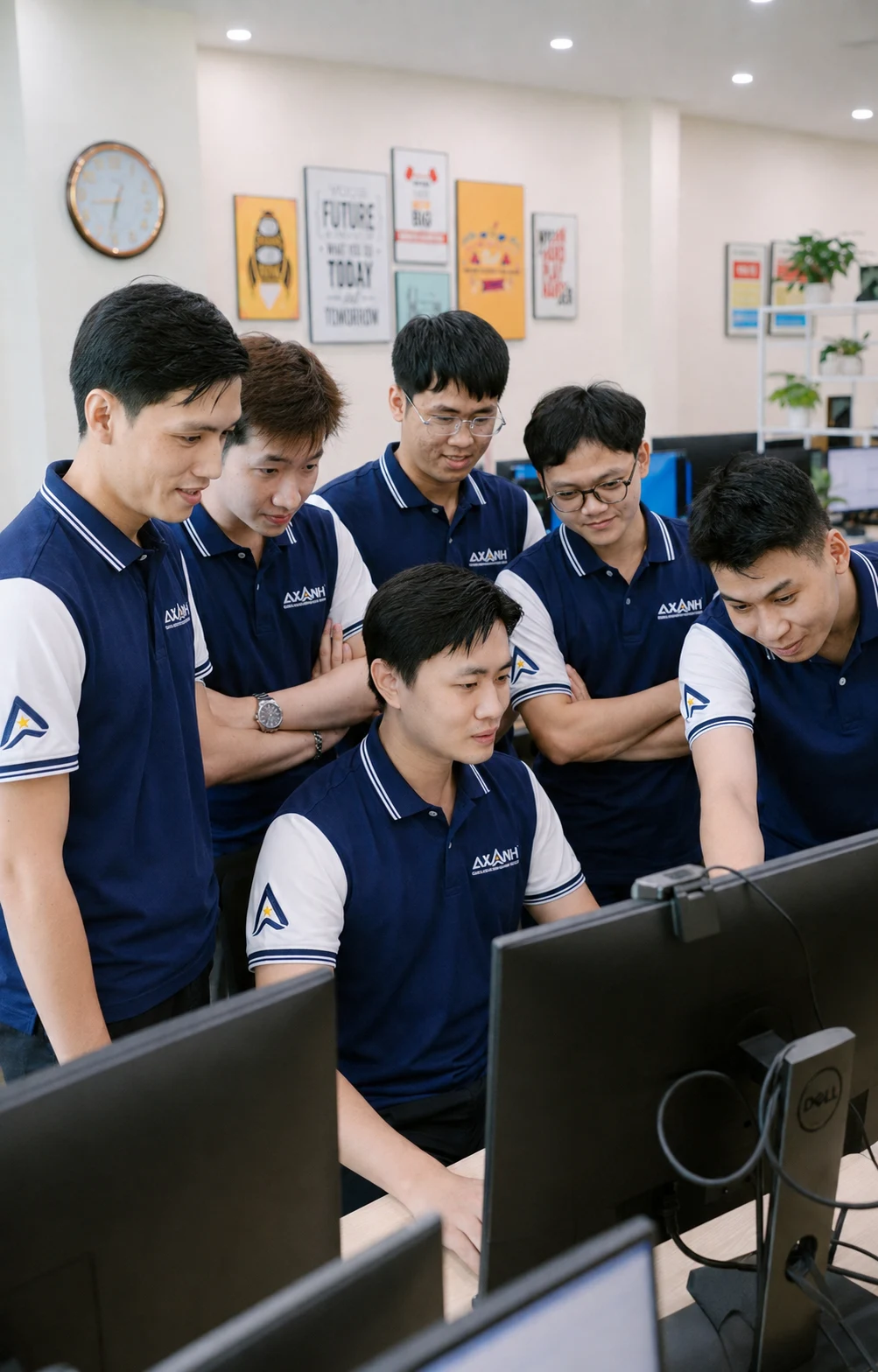 Đội ngũ AXANH phối hợp làm việc, thể hiện 5 giá trị cốt lõi AXANH từ giá trị đến hành động.