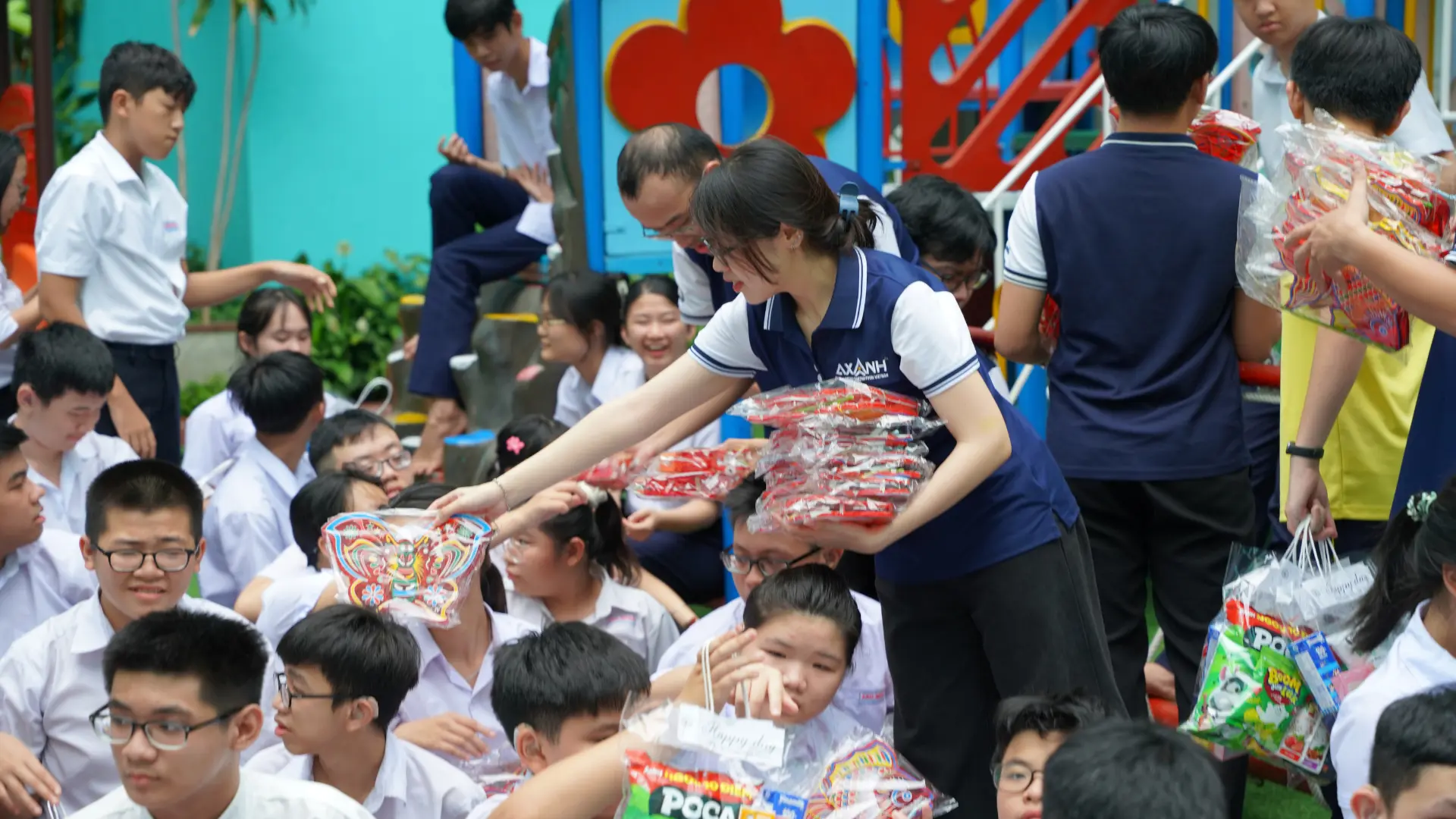 AXANH giving Mid-Autumn Festival gifts to children at Trường Chuyên Biệt Anh Minh