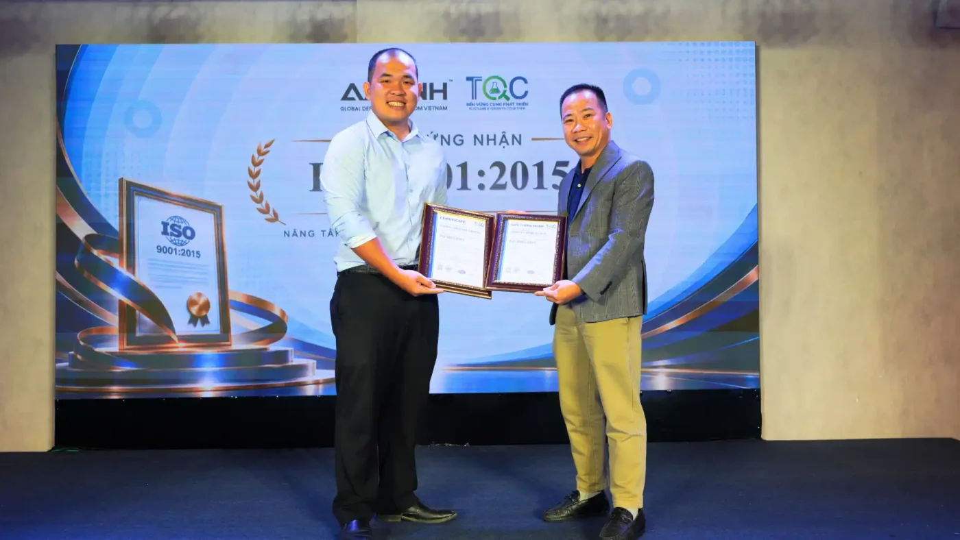 Khoảnh khắc trao chứng nhận ISO 9001:2015 cho đại diện Công ty TNHH AXANH