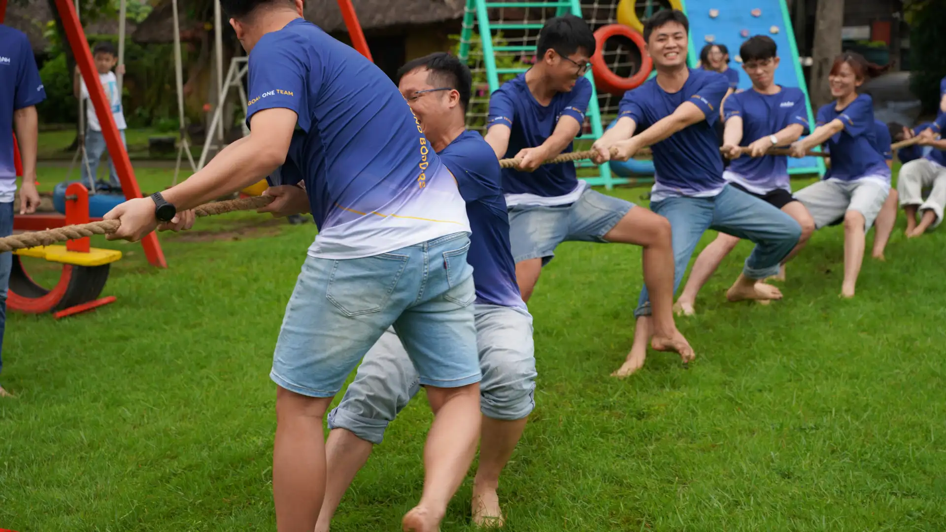 Các thành viên AXANH phối hợp thực hiện thử thách đồng đội
