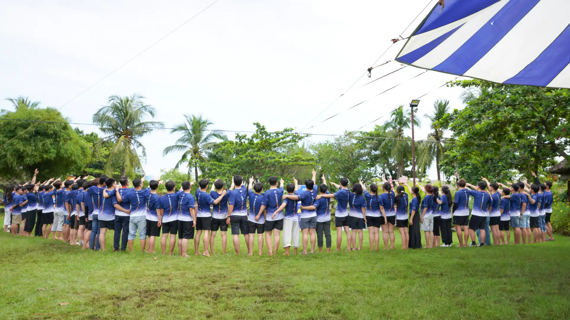 Các thành viên AXANH cùng nhau lưu giữ kỷ niệm tại hội thao